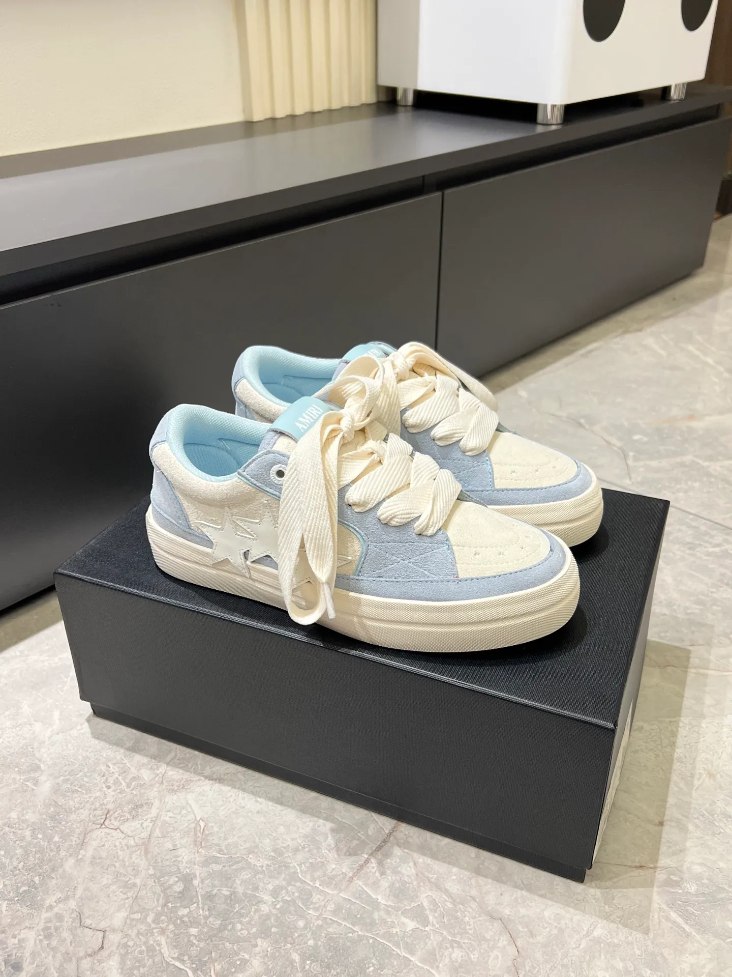 Men's shoes 💰p560 "AMIR*" new men's low-top casual sports sneakers bone shoes, another pair of irresistible bone shoes. Bone shoes are one of AMIRI's most popular items. Made of first-layer cowhide upper. The side bones are made of two cowhide laminations. It has a three-dimensional effect. The leather incisions are all oil-edged. Contrast color design. Simple style. Fashionable sports. Customized metal LOGO nameplate embellished with laces. Exclusive top-quality version. Supports contrast. Breathable mesh lining. The original rubber outsole is a must-have item for daily leisure. It is suitable for various occasions. If you pursue high quality, check it out. It is super cool on the feet and comes with a full set of original packaging! Size: 39-45!
